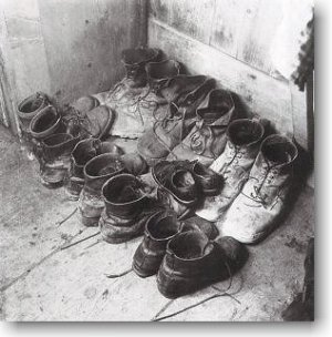 Schuhe, Kinder im Muotathal, Kt. Schwyz, 1947